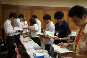 熱心に見る人達 そして一休さん